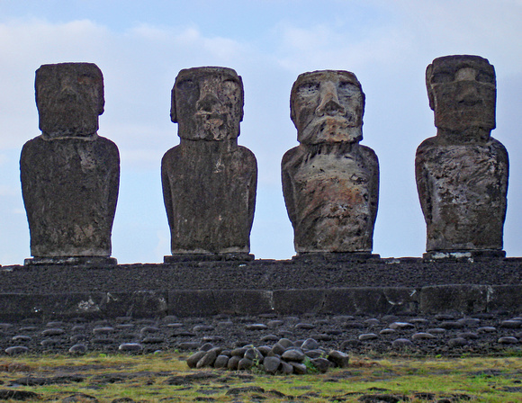 Four Tongariki moai