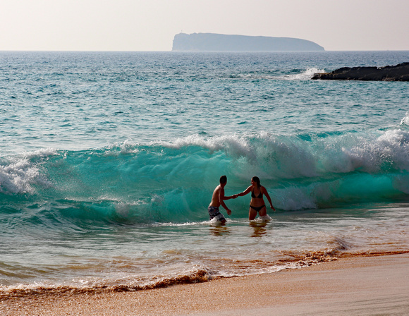 Wave attacks couple on Maui beach